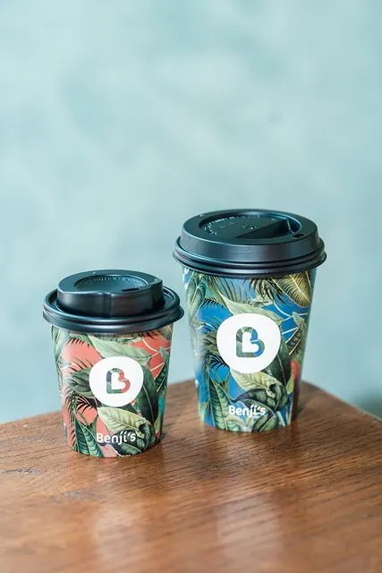 Twee bedrukte koffiebekers met logo en eigen print