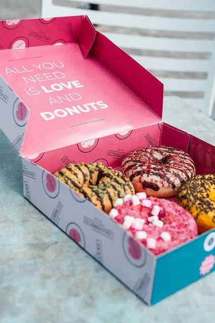 Bedrukte gebaksdoos vol donuts