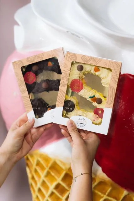 Chocolade in bedrukte kraftdoosjes met venster