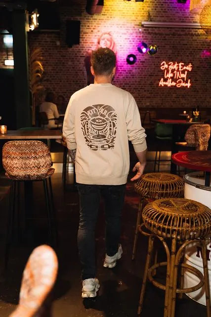 Medewerker in een sweater met bedrukte rug