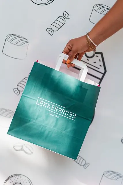 Groene papieren draagtas met logo