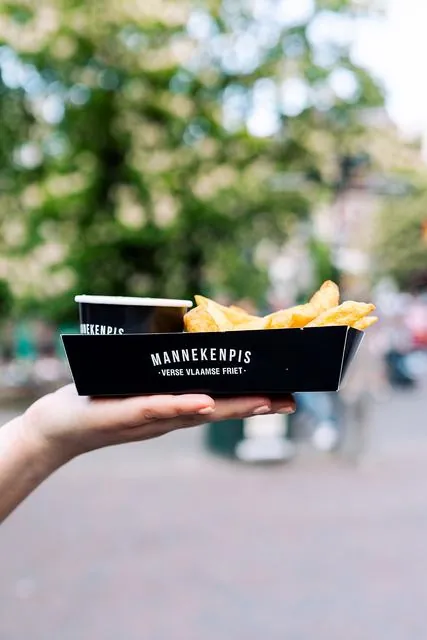 Friet in een bedrukt zwart frietbakje