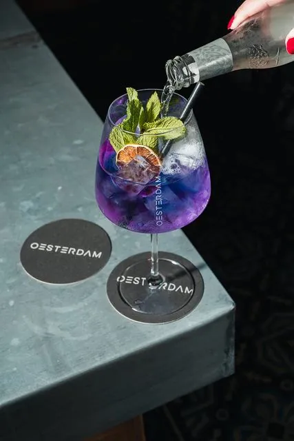 Cocktail op bedrukte onderzetters